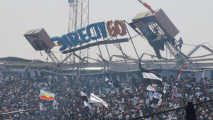 Pala konstrukcija čuvenog stadiona, nekoliko navijača povrijeđeno