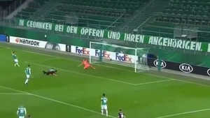 Komedija u Beču: Golman Rapida napravio nestvarnu grešku i primio gol