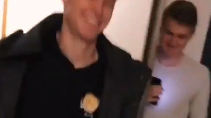 De Jong se vratio u Amsterdam, a u stanu ga dočekao De Ligt i na mobitelu mu pustio himnu Barcelone