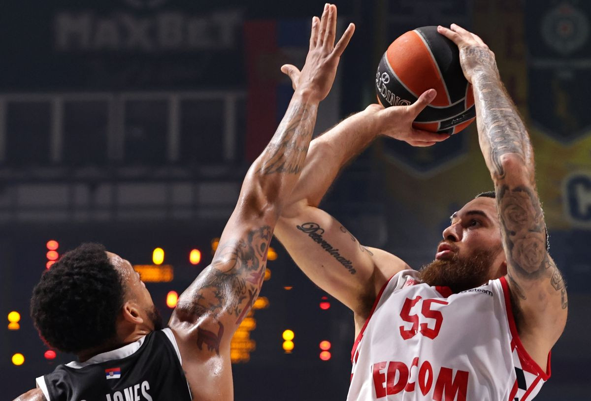 Pionir se zaledio, a svijet ostao u nevjerici: Mike James je pogodio najteži šut u karijeri Pionir se zaledio, a svijet ostao u nevjerici: Mike James je pogodio najteži šut u karijeri