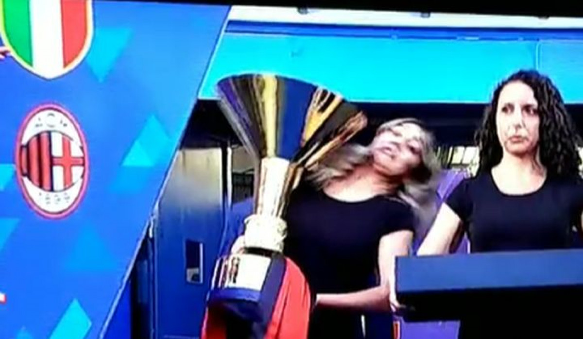Izbjegla je veliku sramotu: Djevojka koja je nosila trofej igračima Milana nije gledala kuda ide