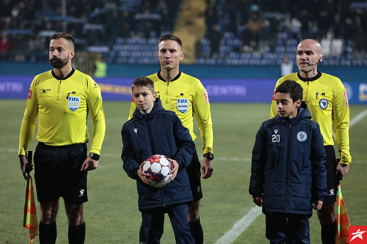 Luka Bilbija sudi derbi na Grbavici, Antoni Bandić na centru meča Sarajevo - Sloboda