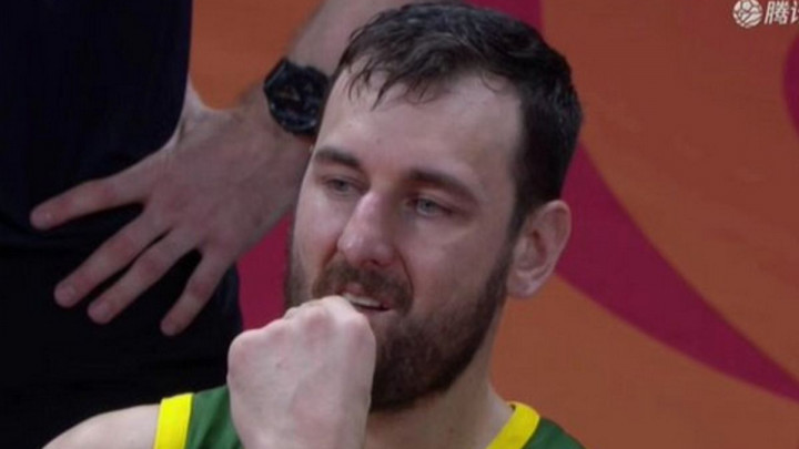Sve se zadrmalo u mix zoni kada je ušao Bogut: Ovo je je**na sramota!