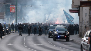 Manijaci se u korteu zaputili prema Koševu