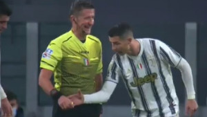 Scena sa terena između Ronalda i sudije Orsata izazvala je veliku pažnju