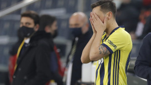Mesut Ozil neće po dobrom pamtiti prvi veliki turski derbi