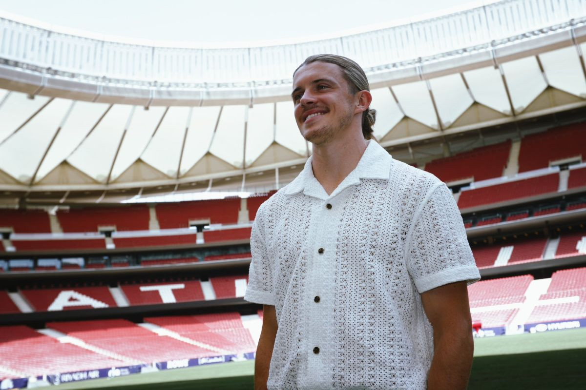 Atletico doveo igrača na stadion i fotografisao ga, danas mu je rečeno: "Hajd' ti u London" Atletico doveo igrača na stadion i fotografisao ga, danas mu je rečeno: "Hajd' ti u London"