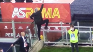 Mourinho dobio crveni karton, pa na Instagramu pokazao kako je "vodio meč"