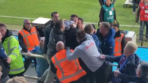 Šok i nevjerica u Njemačkoj: Golmanu poznatog kluba "pukao film", cijenu je platio navijač!