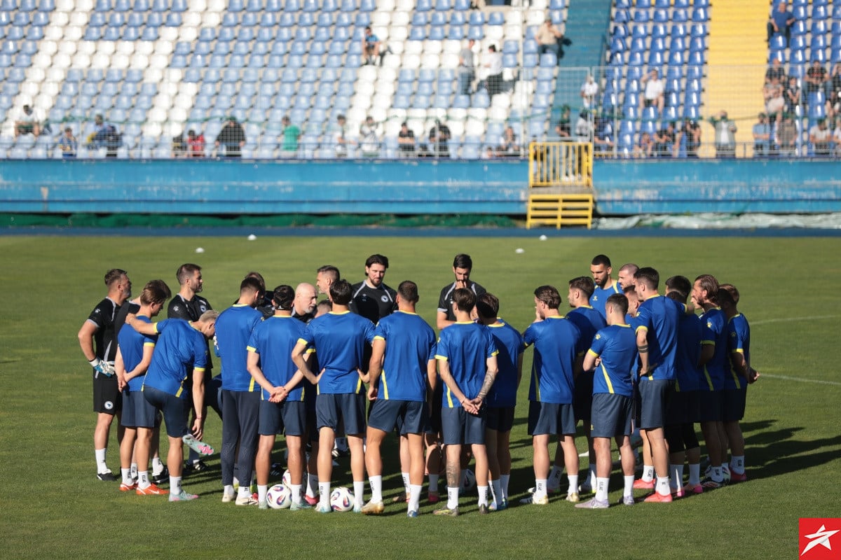 Zmajevi trenirali pred navijačima na Grbavici, dvojica reprezentativaca izostala zbog ozlijeda Zmajevi trenirali pred navijačima na Grbavici, dvojica reprezentativaca izostala zbog ozlijeda