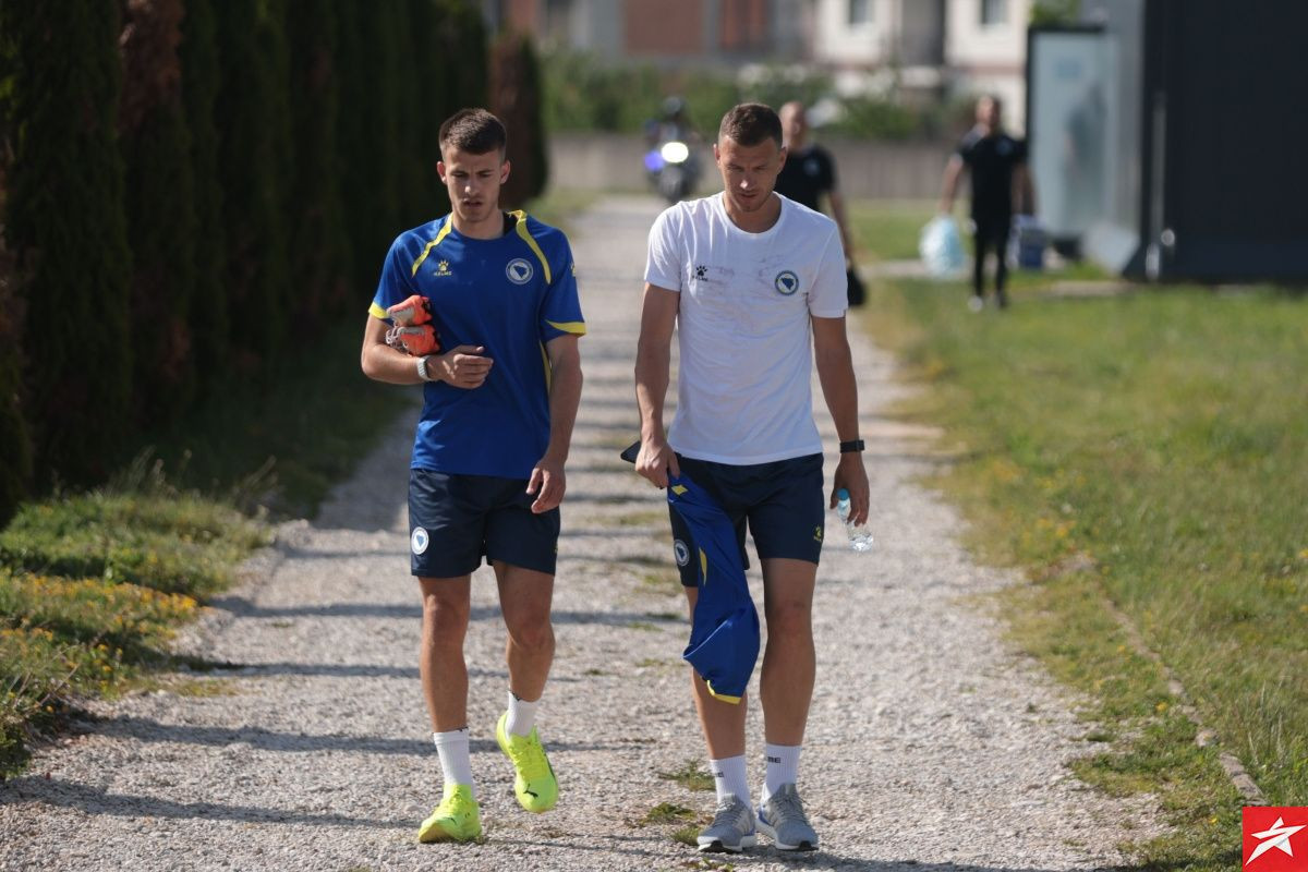 Džeko sutra kratko napušta kamp reprezentacije BiH i ide na potpis ugovora sa novim klubom Džeko sutra kratko napušta kamp reprezentacije BiH i ide na potpis ugovora sa novim klubom