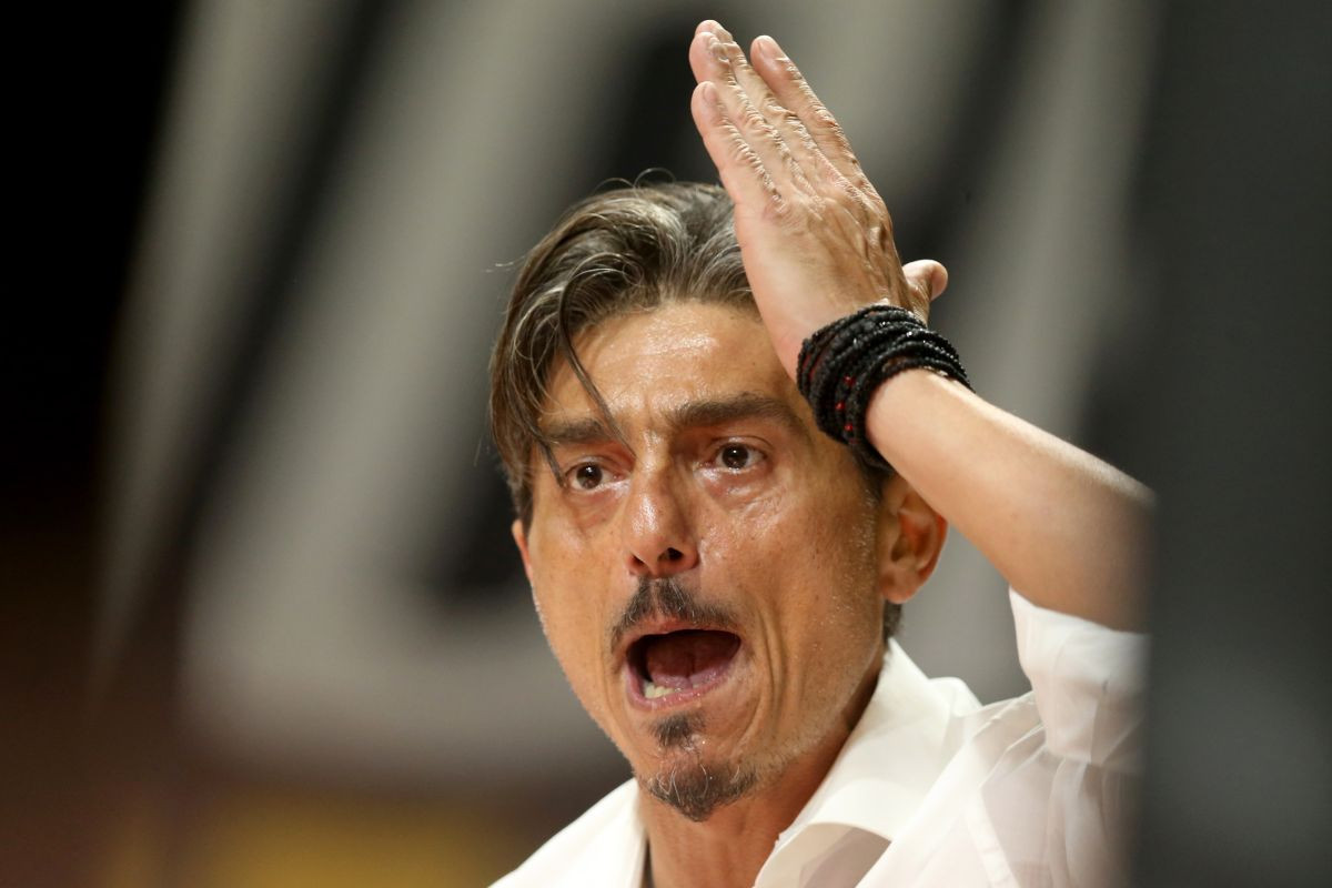 Vlasnik Panathinaikosa u potpunosti doživio nervni slom: "Zaboli me više ona stvar, kažnjavajte me!" Vlasnik Panathinaikosa u potpunosti doživio nervni slom: "Zaboli me više ona stvar, kažnjavajte me!"