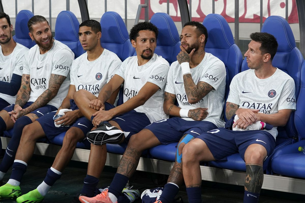 Zna se ko je šef: Ušao je u svlačionicu PSG-a i napravio potpuni haos s Neymarom i Marquinhosom Zna se ko je šef: Ušao je u svlačionicu PSG-a i napravio potpuni haos s Neymarom i Marquinhosom