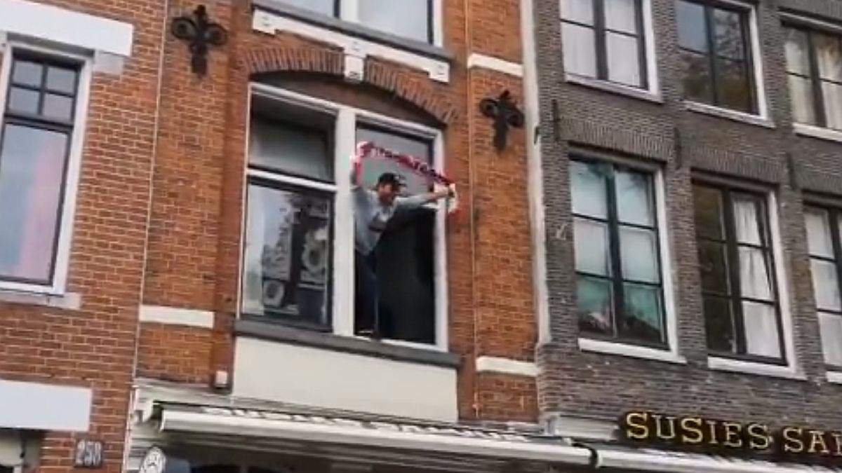 Simpatizer Ajaxa s prozora provocirao navijače Chelseaja, a onda je uslijedila rafalna paljba 