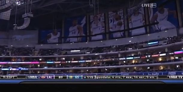 Posterima svojih igrača sakrio trofeje Lakersa