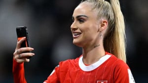 Kakva bombetina! Alisha Lehmann pokazala svoju mamu, fanovi pomislili da joj je sestra