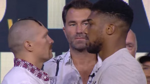 Nijedan nije želio skloniti pogled s rivala, ali na kraju je Joshua popustio