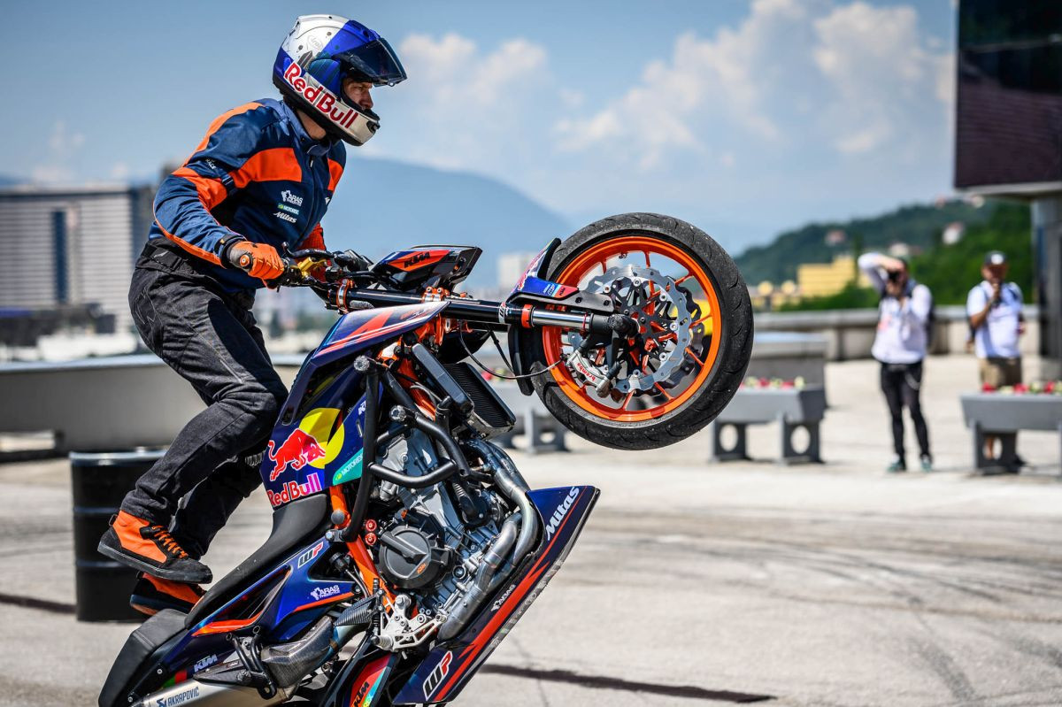 Rijetki sretnici su uživali u vještinama Red Bull Driftbrothersa na garaži Twist Towera Rijetki sretnici su uživali u vještinama Red Bull Driftbrothersa na garaži Twist Towera
