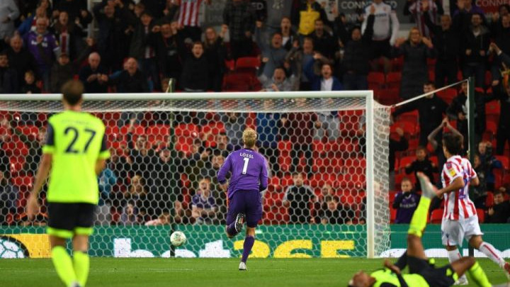 Debi koji će pamtiti: Postigao gol sa pola terena, ali u vlastitu mrežu
