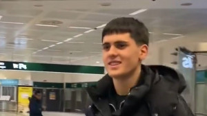 Čudo iz Srbije prije nekoliko sati doputovalo na milanski aerodrom, nasmijan, ali i pomalo zbunjen