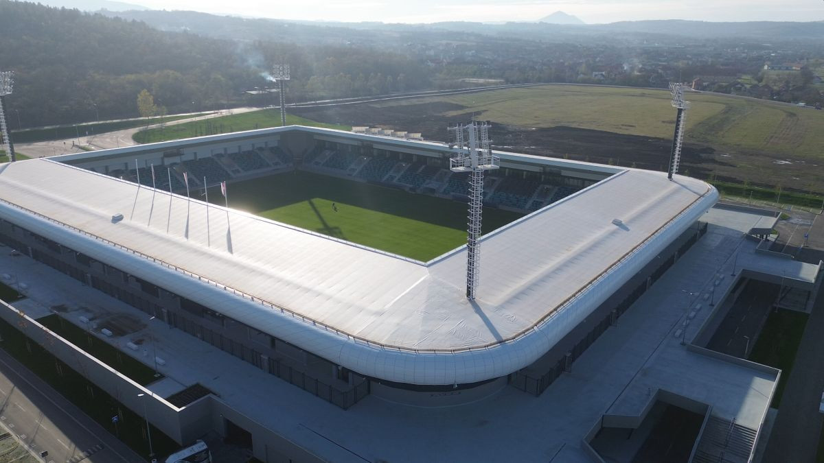 S vana zlatno, iznutra truhlo: Teška bruka na najmodrenijem stadionu u Srbiji, samo da UEFA ne sazna S vana zlatno, iznutra truhlo: Teška bruka na najmodrenijem stadionu u Srbiji, samo da UEFA ne sazna