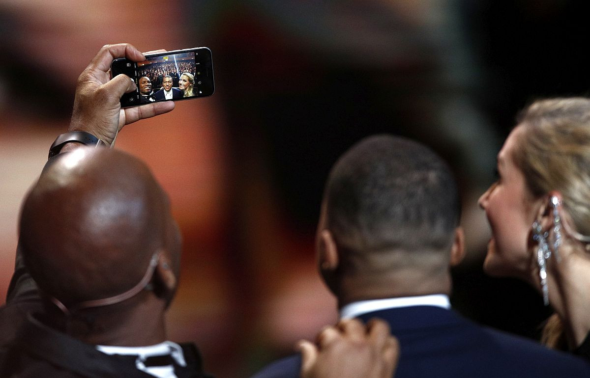 Drogba se slikao s Mbappeom, a svi su primjetili koji mobitel koristi: Kakva skromnost...