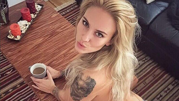 Navijačica Bešiktaša provocira: Grudi joj jedva stale u dres