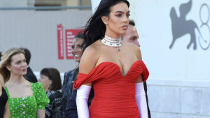 Georgina nije mogla obuzdati bujne grudi i nastale su fotografije za sva vremena