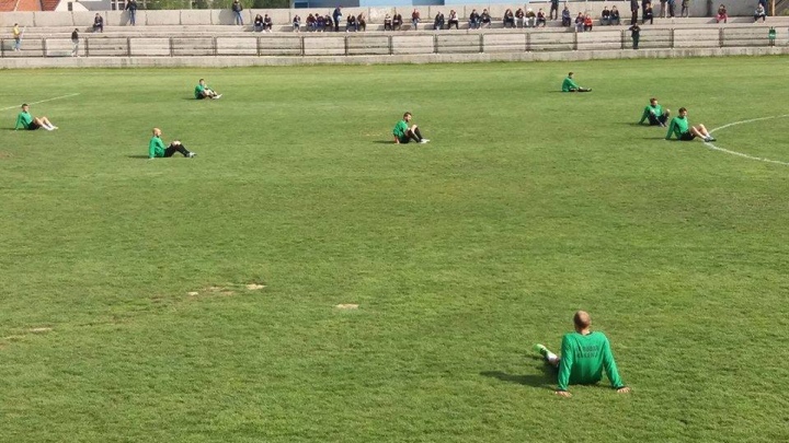 Igrači Rudara sjedili na travi i čekali početak meča