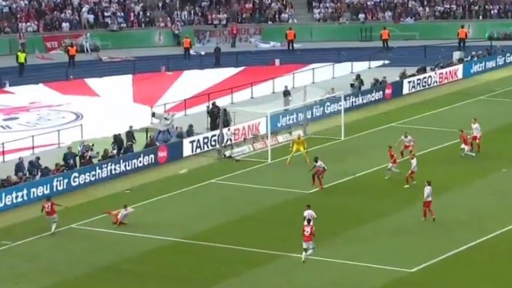 Lewandowski se "izvio" unazad i zabio sjajan gol