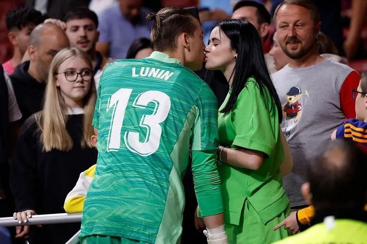 Luninova supruga jedva dočekala momenat da zagrli njegovog saigrača: Izraz lica sve govori Luninova supruga jedva dočekala momenat da zagrli njegovog saigrača: Izraz lica sve govori