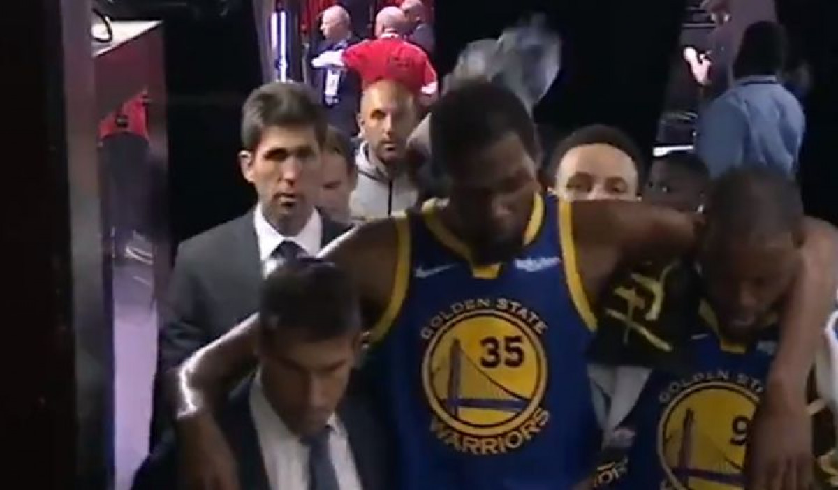 Kevin Durant na štakama napustio dvoranu Kevin Durant na štakama napustio dvoranu