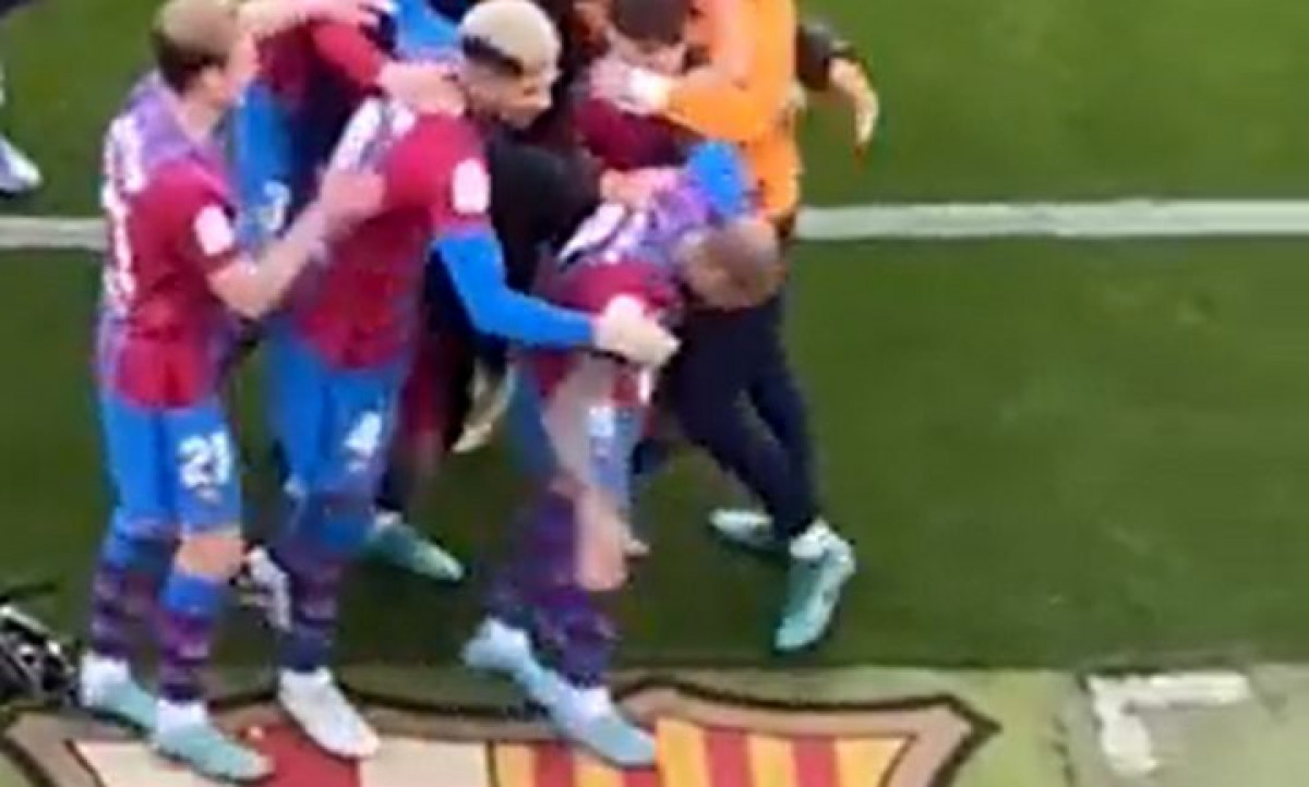 Dani Alves stao na grb Barcelone tokom slavlja, a onda pokazao nevjerovatno poštovanje prema klubu