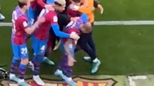 Dani Alves stao na grb Barcelone tokom slavlja, a onda pokazao nevjerovatno poštovanje prema klubu