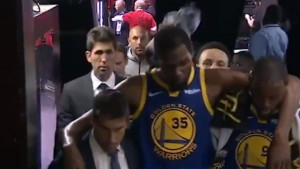 Kevin Durant na štakama napustio dvoranu