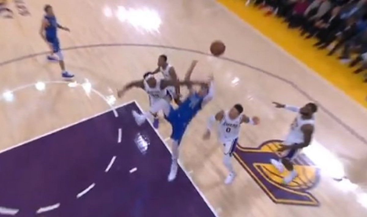Čak su se i košarkaši Lakersa hvatali za glave: Stravičan pad na leđa Luke Dončića