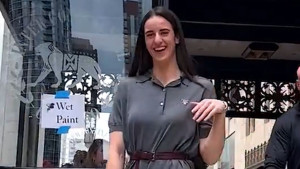 Američka košarkašica u prekratkoj haljinici stigla na utakmicu, rukom spriječila ono najgore