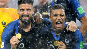 Zagrljaj pomirenja na treningu: Bijesni Mbappe zbog Girouda želio da se obrati javnosti