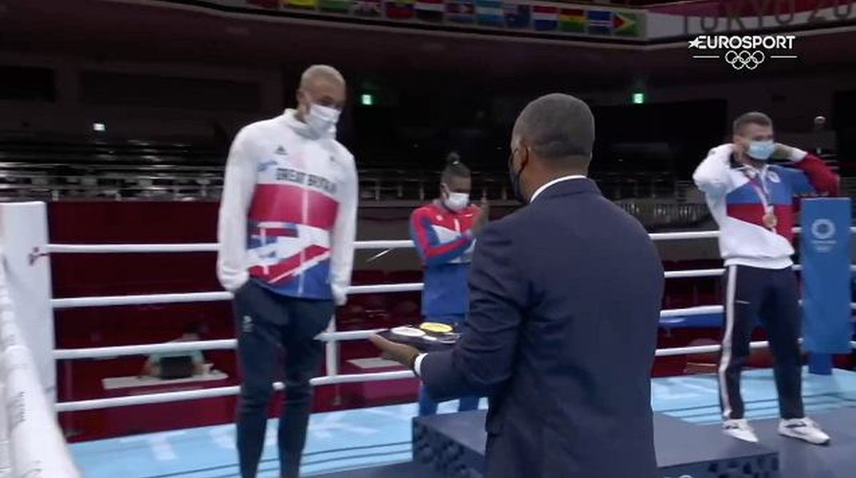Velika kontroverza na Olimpijskim igrama: Sakrio medalju, ruke stavio u džep i gledao u pod