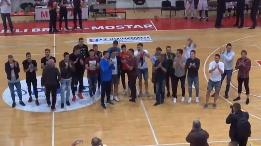 "Eksplodirala" dvorana u Mostaru kada su ušli fudbaleri Zrinjskog "Eksplodirala" dvorana u Mostaru kada su ušli fudbaleri Zrinjskog
