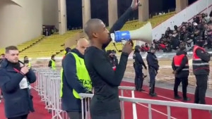 Zvijezde PSG-a pobjegle u svlačionicu, a Kimpembe je uzeo megafon i odlučio da stane pred navijače