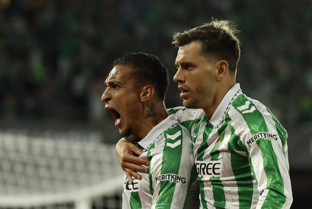 Antony golom i asistencijom odveo Betis u finale Konferencijske lige! Antony golom i asistencijom odveo Betis u finale Konferencijske lige!