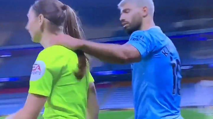 Aguero sutkinju hvatao za vrat, mnogi smatraju da je trebao dobiti crveni karton