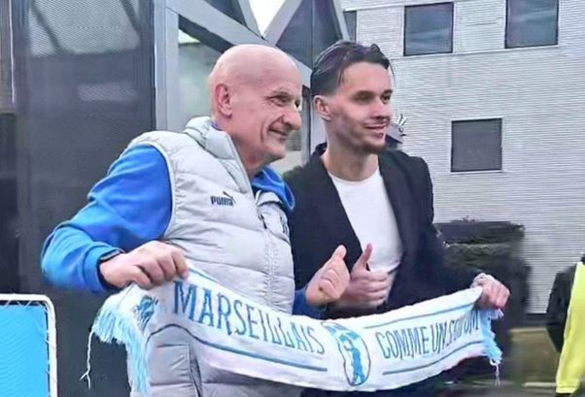 Amar Dedić doputovao u Marseille, šmekerskim potezom je odmah "kupio" navijače novog kluba! Amar Dedić doputovao u Marseille, šmekerskim potezom je odmah "kupio" navijače novog kluba!