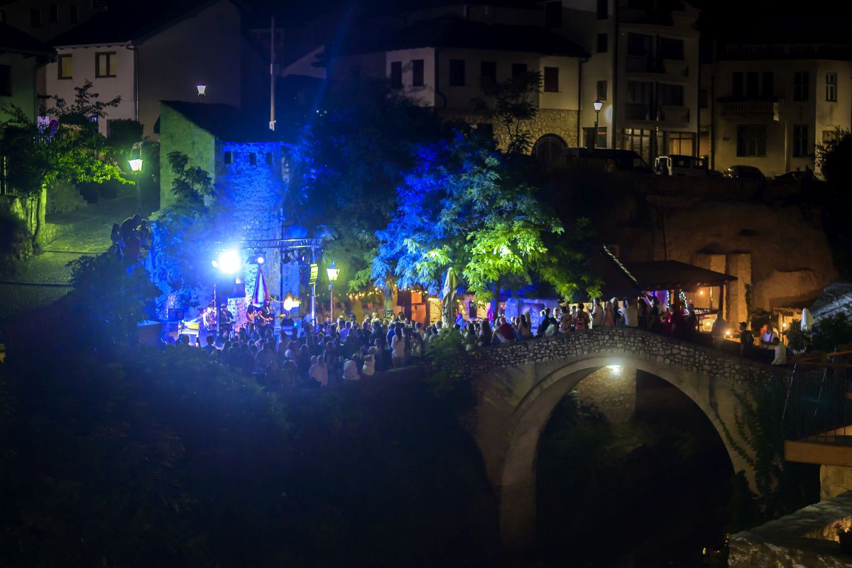 Mostarci i gosti uživali u prvoj noći Old Town Street Festa