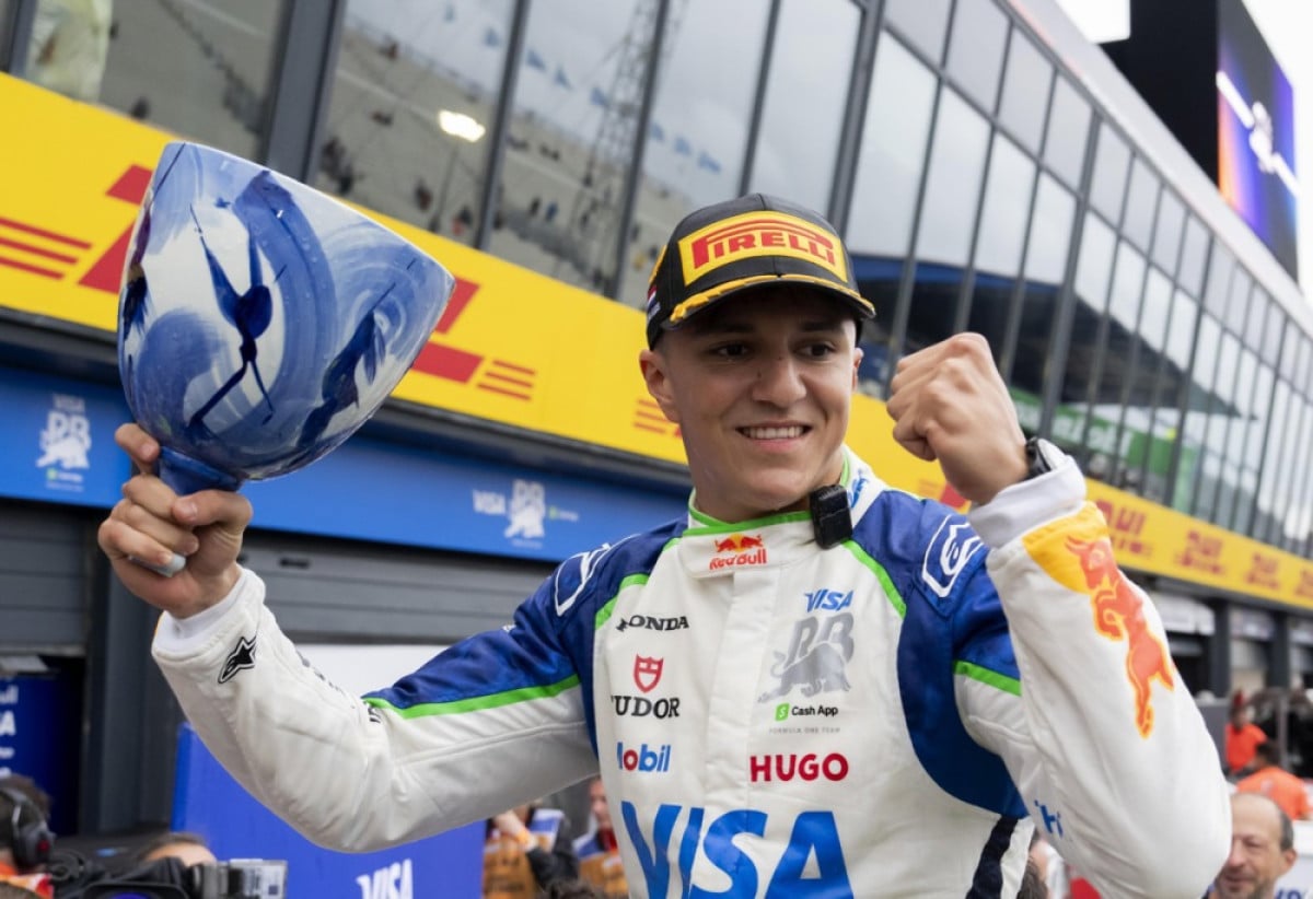 Kakav peh: Debitant tokom slavlja slomio trofej sa prvog podijuma u karijeri Kakav peh: Debitant tokom slavlja slomio trofej sa prvog podijuma u karijeri