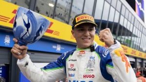 Kakav peh: Debitant tokom slavlja slomio trofej sa prvog podijuma u karijeri