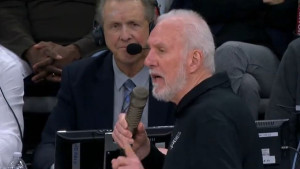 Popovich više nije mogao gledati šta se dešava, uzeo je mikrofon i napravio sportski potez godine!