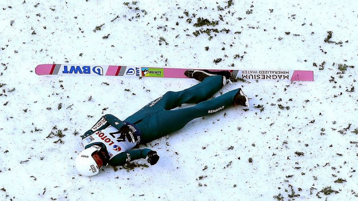 Uznemirujući snimci: Poljski ski skakač pao pri brzini 90 km/h i ostao ležati u krvi