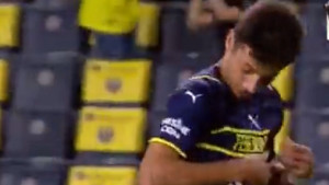 Interes uzima dušu fudbalu: Zabio je gol karijere, krenuo da poljubi klupski grb i "izgubio se"